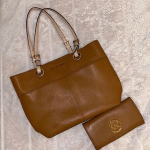 Micheal Kors bag and wallet set 🌼